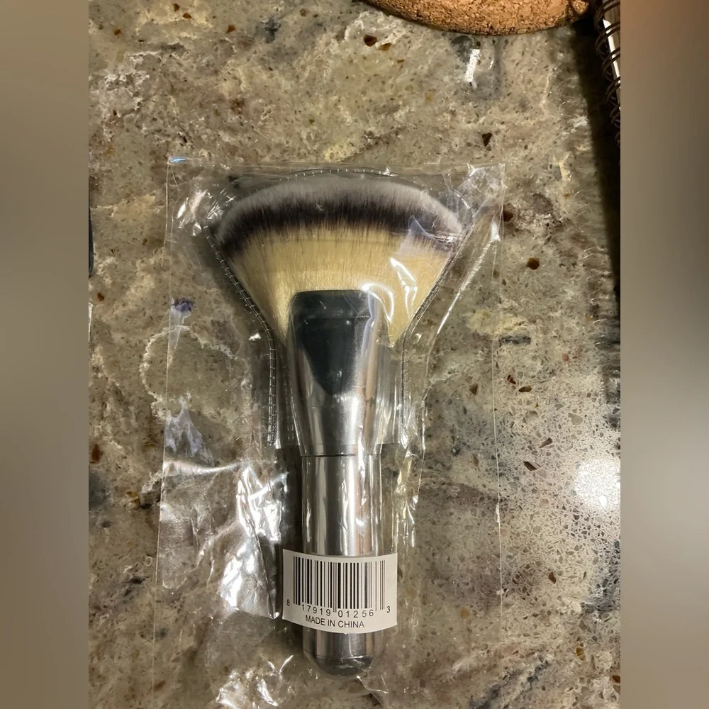 NWT It Cosmetics Heavenly Luxe Mega Fan Brush, #9 - Picture 4 of 5